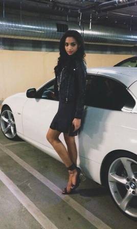 Samantha Logan's cars. Know more about her properties, estates, assets and other belongings.